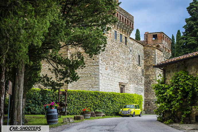 Austin Mini e Castello del Trebbio