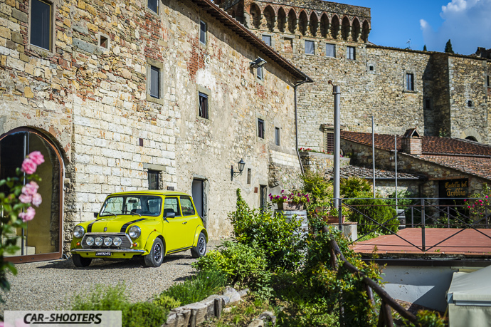 Austin Mini e castello del trebbio