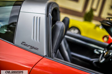 Porsche 911 Targa Storica – detail, targa bar close-up