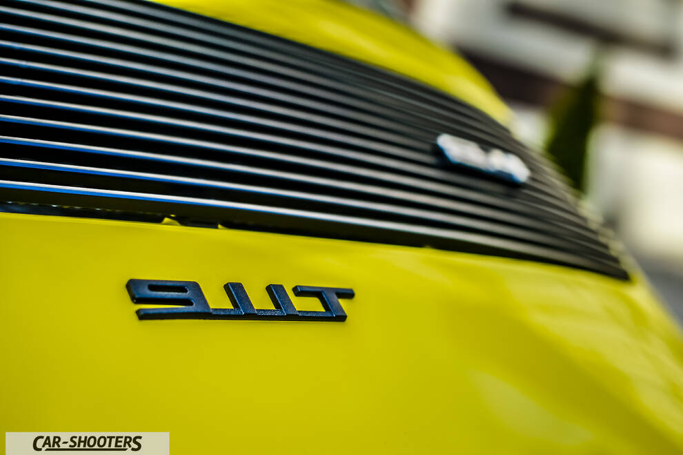Porsche 911 Targa Storica – detail, rear grille badge close-up