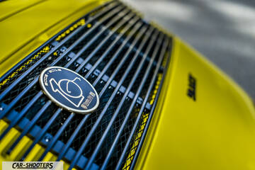 Porsche 911 Targa Storica – detail, grille badge close-up
