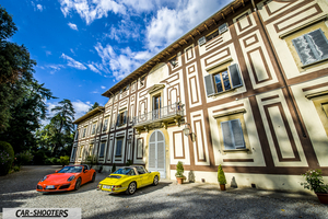 Porsche 911 Targa Storica – front three-quarter, orange parked outside a historic villa