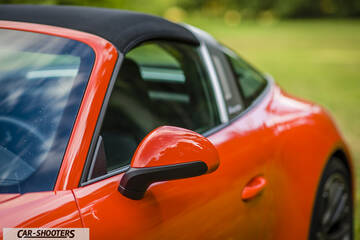 Porsche 911 Targa Storica – detail, against a green lawn background