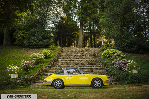 Porsche 911 Targa Storica – side profile, yellow parked before a grand stone staircase
