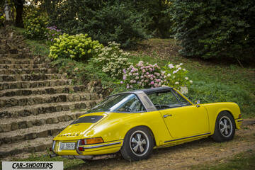 Porsche 911 Targa Storica – rear three-quarter, yellow parked near stone stairs