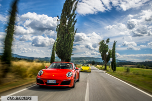 Porsche 911 Targa Storica – front three-quarter, red on a country road