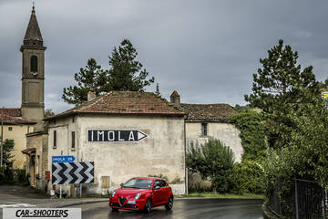 Alfa Romeo Mito Veloce Imola Mugello – front three-quarter, red in an italian village street