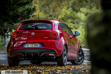 Alfa Romeo Mito Veloce Imola Mugello – rear three-quarter, red on a road with autumn leaves