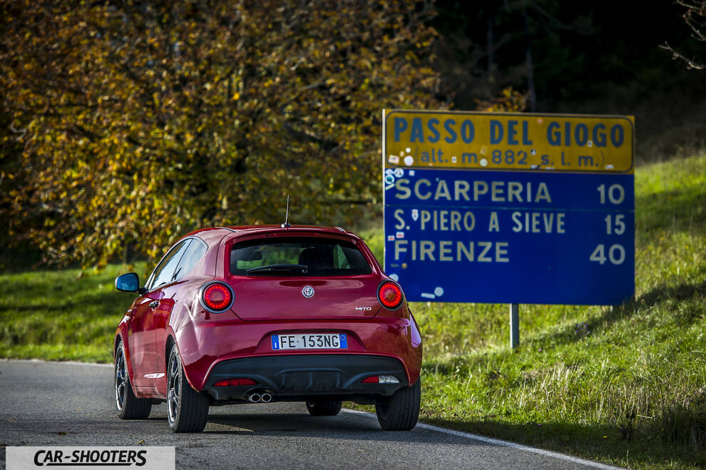 Alfa Romeo Mito Veloce Imola Mugello – rear three-quarter, red on a country road next to a road sign