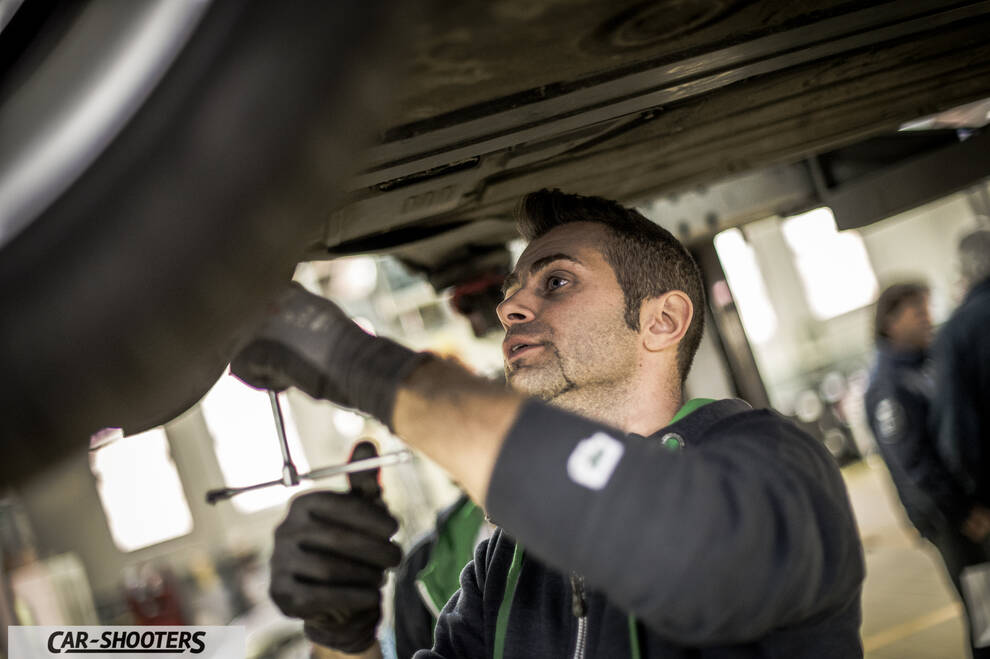 Porsche – detail, mechanic working under car