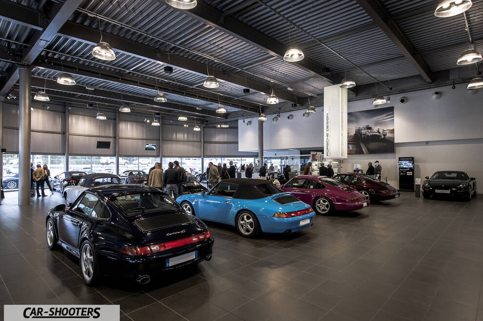 Porsche – rear three-quarter, dark blue in a showroom