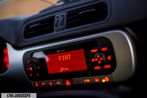 Fiat Panda 4X4 Cross – dashboard, center console with red display