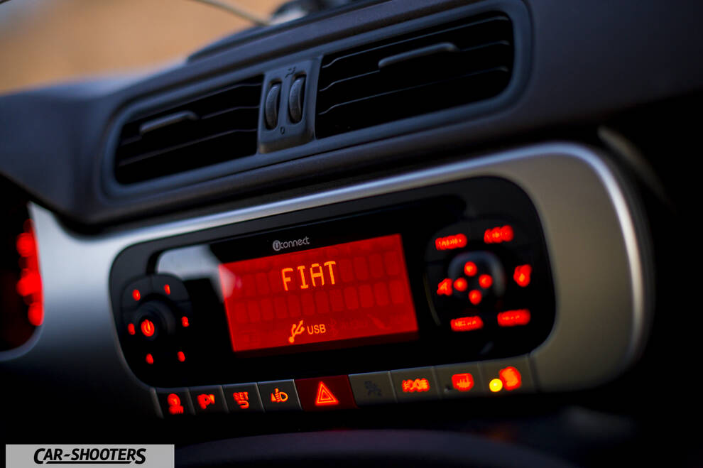 Fiat Panda 4X4 Cross – dashboard, center console with red display