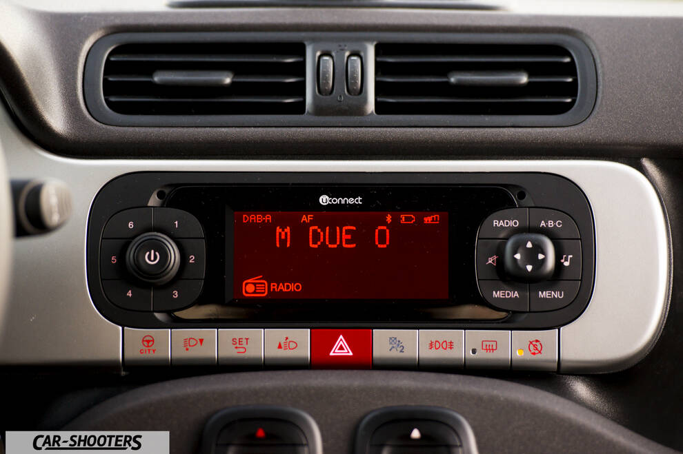 Fiat Panda 4X4 Cross – dashboard, center console with radio display