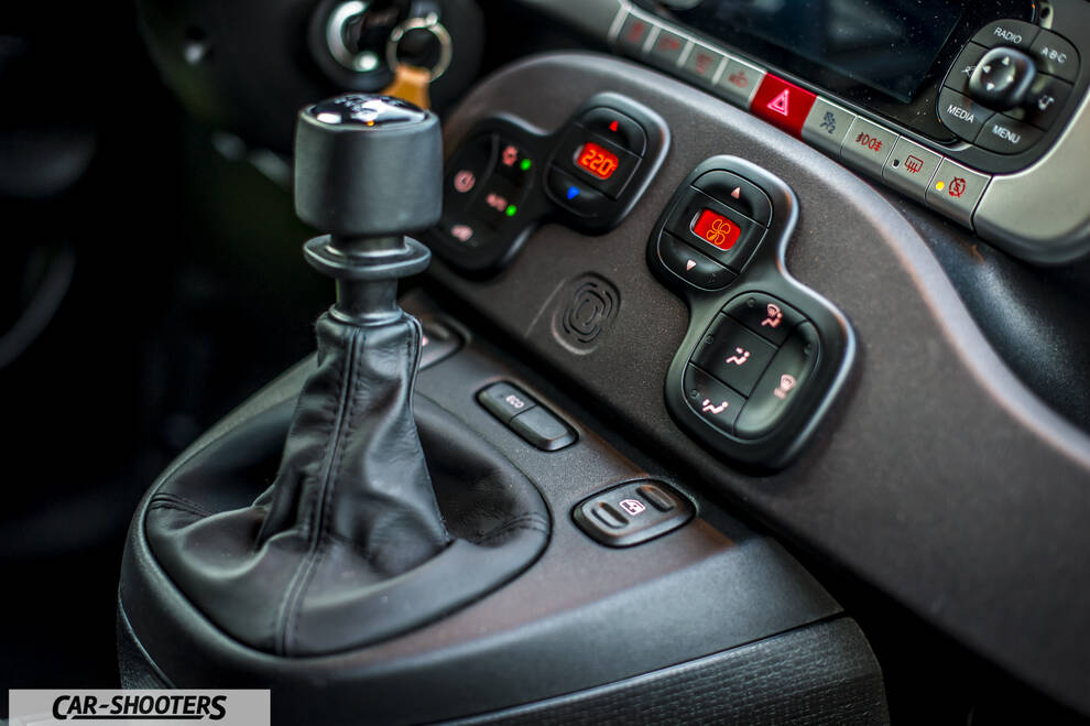 Fiat Panda 4X4 Cross – dashboard, manual gear shifter and climate controls