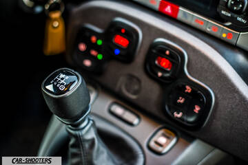 Fiat Panda 4X4 Cross – dashboard, manual gear shifter close-up