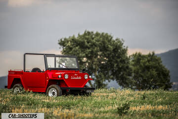 Fiat Super Scoiattolo – front three-quarter, red in a grassy field