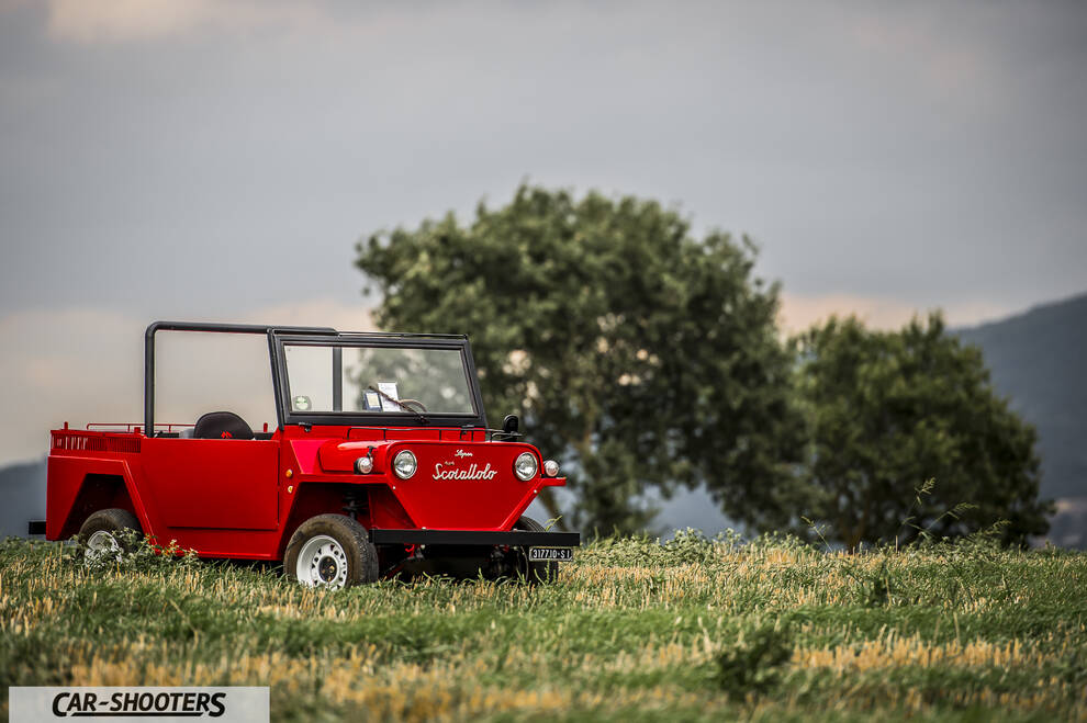 Fiat Super Scoiattolo – front three-quarter, red in a grassy field
