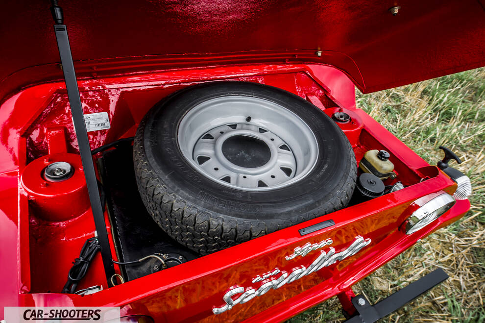 Fiat Super Scoiattolo – detail, spare tire in luggage compartment