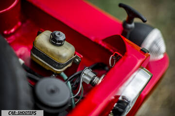 Fiat Super Scoiattolo – engine bay, fluid reservoir and wiring