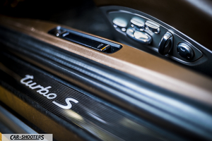 Porsche 911 Turbo S – detail, door sill and seat controls
