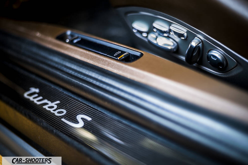 Porsche 911 Turbo S – detail, door sill and seat controls