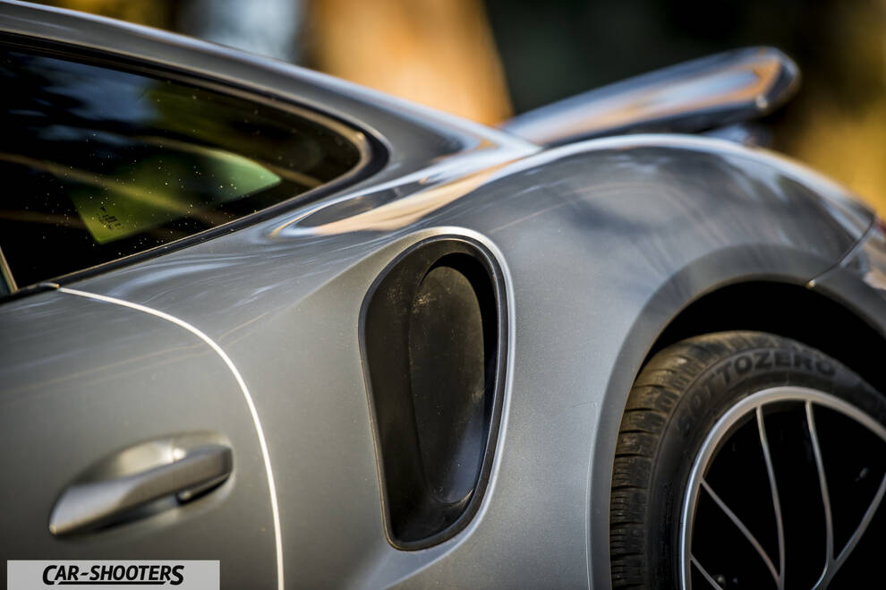 Porsche 911 Turbo S – detail, side air intake close-up