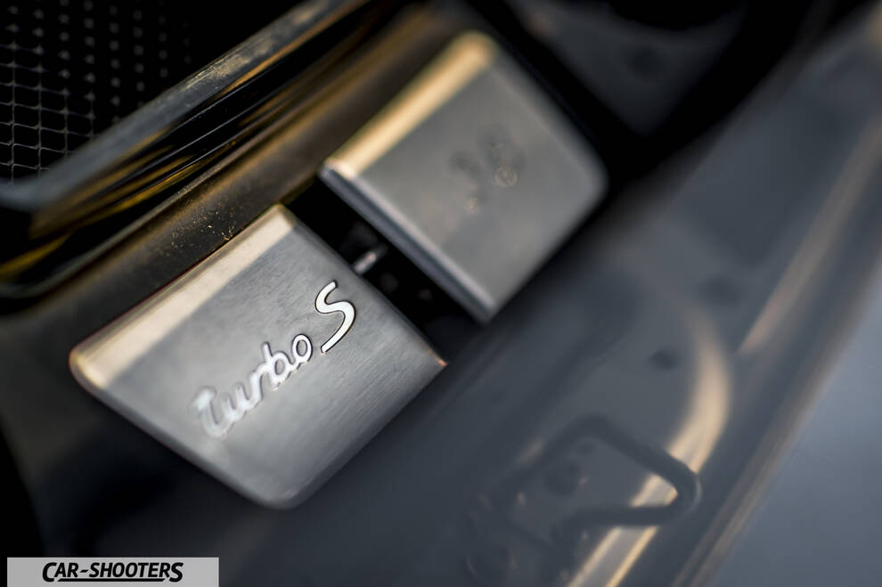 Porsche 911 Turbo S – engine bay, brushed metal badging close-up
