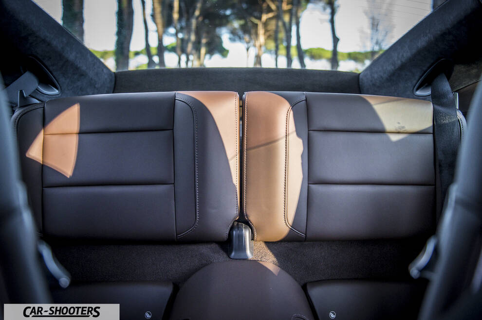 Porsche 911 Turbo S – interior, leather rear seats