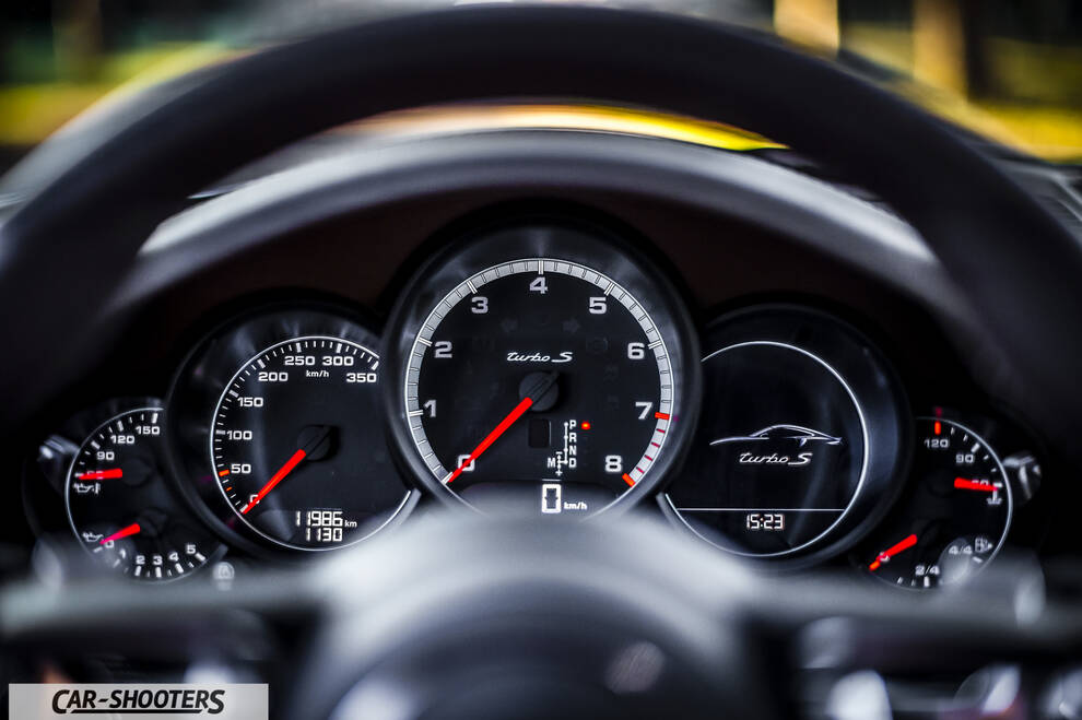 Porsche 911 Turbo S – dashboard, analog instrument cluster