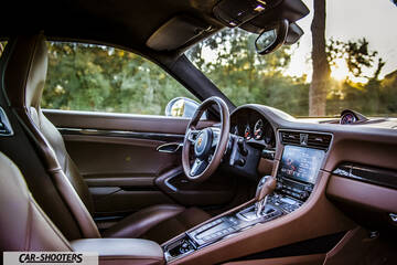 Porsche 911 Turbo S – interior, brown leather interior