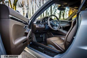 Porsche 911 Turbo S – interior, brown leather front seats