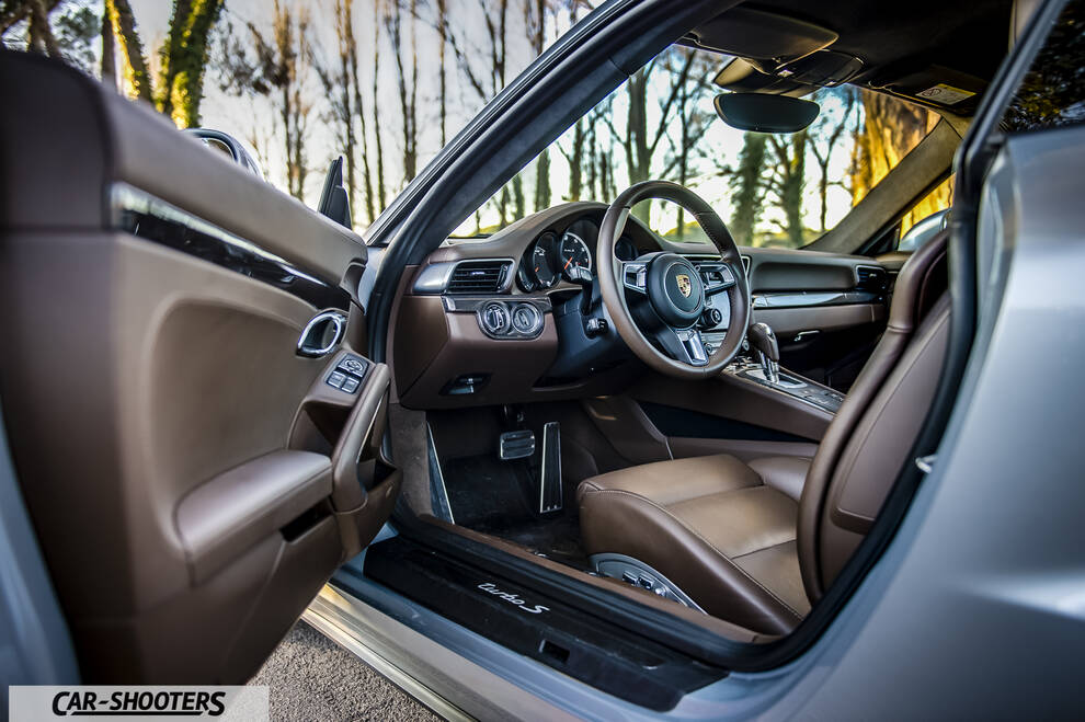 Porsche 911 Turbo S – interior, brown leather front seats