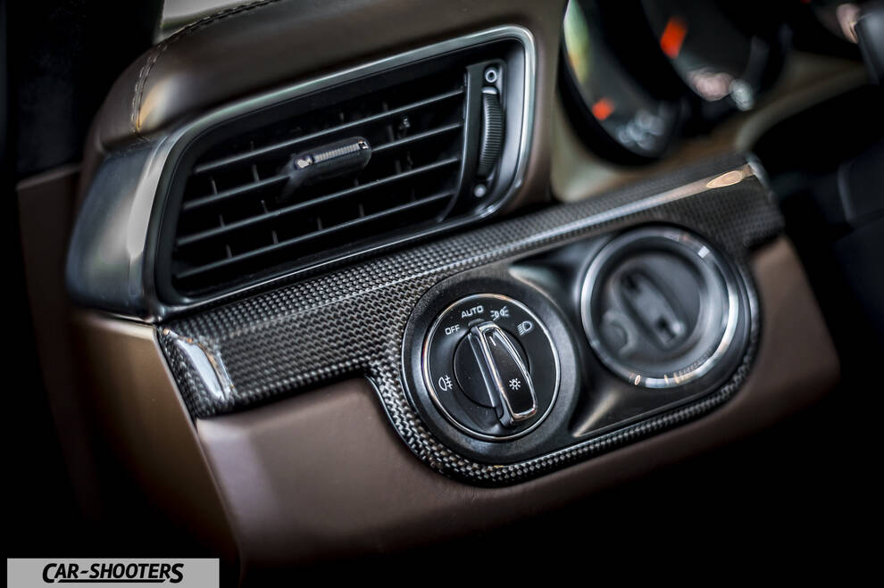 Porsche 911 Turbo S – dashboard, brown leather and carbon fiber