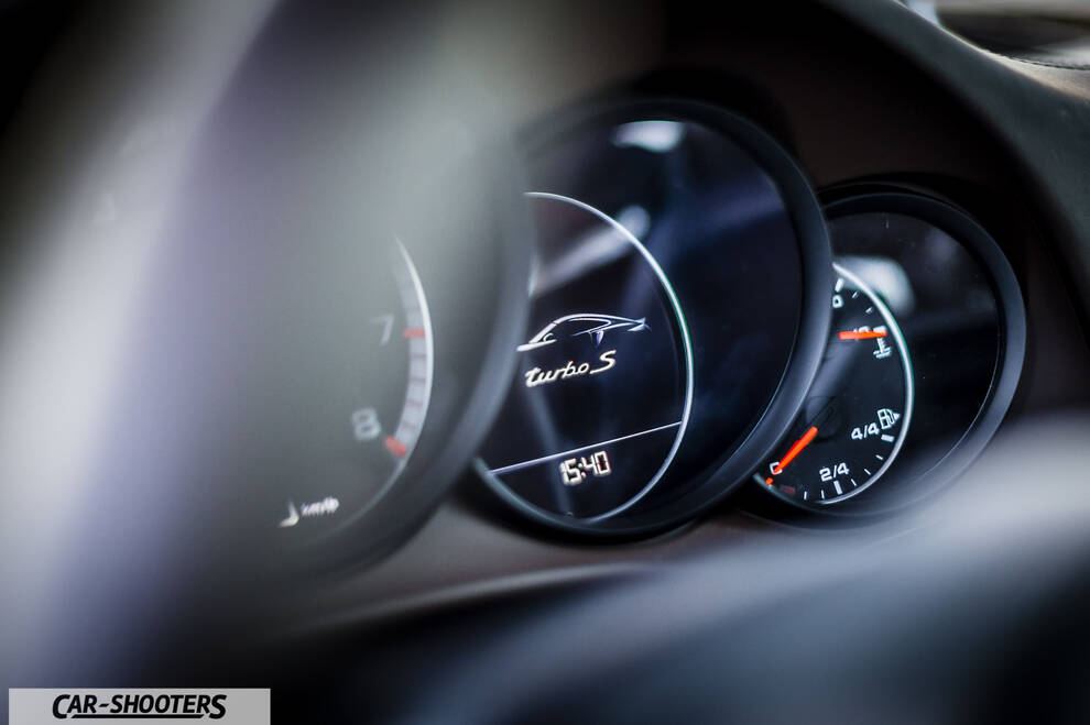 Porsche 911 Turbo S – dashboard, analog instrument cluster