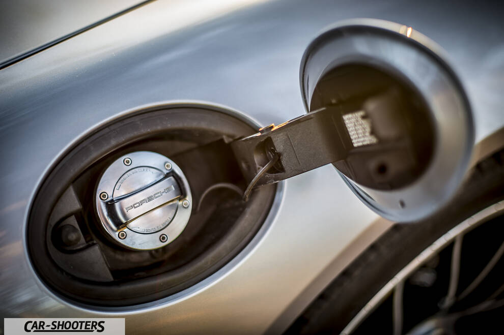 Porsche 911 Turbo S – detail, fuel filler cap close-up