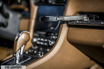 Porsche 911 Turbo S – dashboard, brown leather dashboard with cupholder