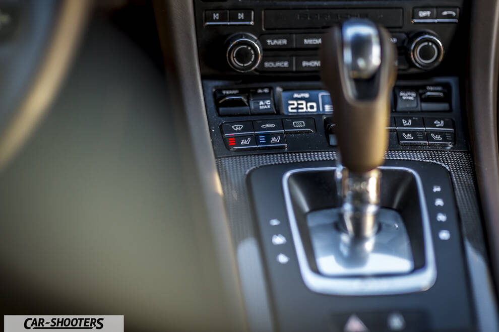 Porsche 911 Turbo S – dashboard, center console with gear shifter