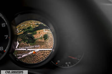 Porsche 911 Turbo S – dashboard, digital instrument cluster showing navigation map