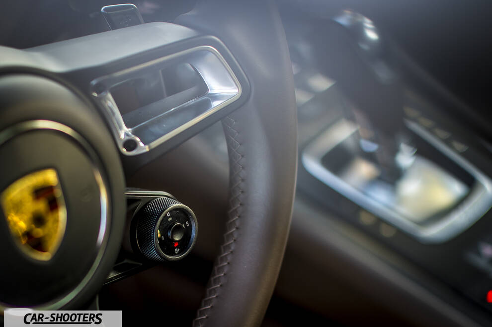 Porsche 911 Turbo S – dashboard, steering wheel close-up