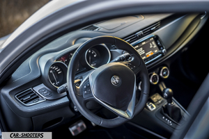 Alfa Romeo Giulietta Veloce – dashboard, leather steering wheel and dashboard
