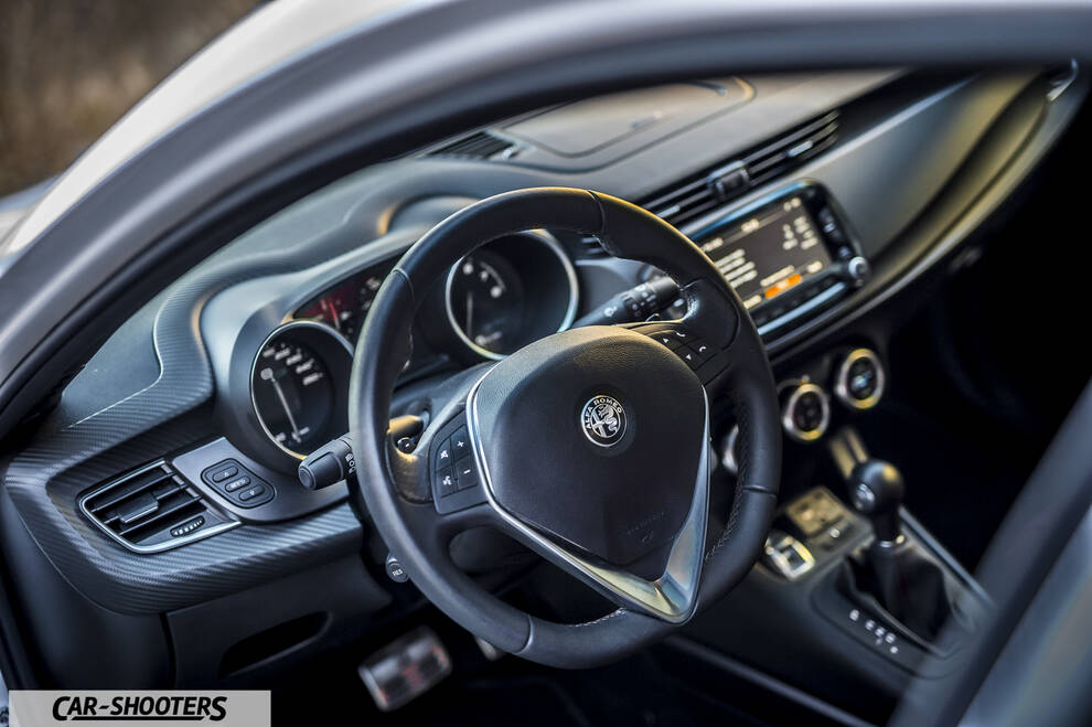 Alfa Romeo Giulietta Veloce – dashboard, leather steering wheel and dashboard