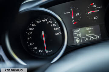 Alfa Romeo Giulietta Veloce – dashboard, analog instrument cluster