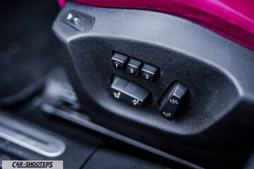 Alfa Romeo Giulietta Veloce – detail, power seat controls close-up