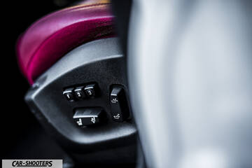 Alfa Romeo Giulietta Veloce – interior, power seat adjustment controls