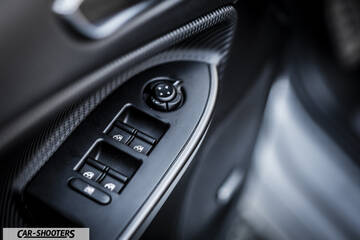 Alfa Romeo Giulietta Veloce – detail, door control panel close-up