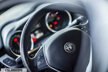 Alfa Romeo Giulietta Veloce – dashboard, steering wheel and instrument cluster