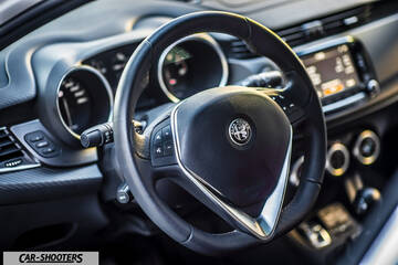 Alfa Romeo Giulietta Veloce – dashboard, leather steering wheel and dashboard