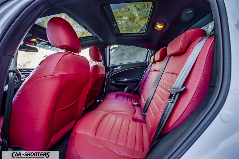 Alfa Romeo Giulietta Veloce – interior, red leather rear seats