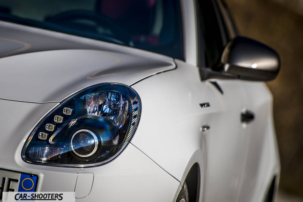 Alfa Romeo Giulietta Veloce – detail, headlight close-up